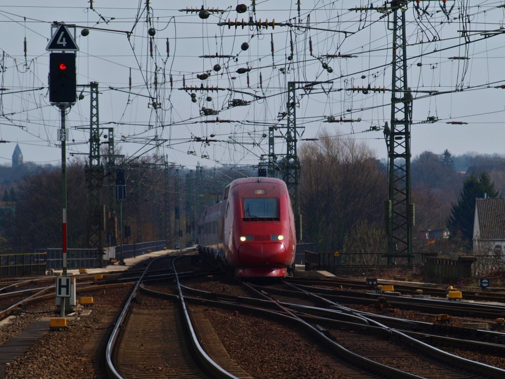 Wie eine schleichende Raubkatze nhert sich ein Thalys von Kln kommend am 12.03.2011 ber das Burtscheider Viadukt dem Aachener Hbf.