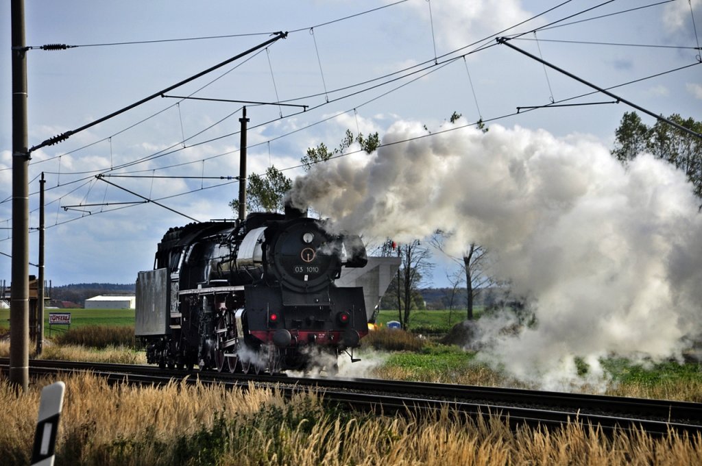 wie schn das die B96 auf Rgen neben der Trasse luft
03 1010 vor Samtens auf dem Weg nach Bergen

einholen dank Baustellen unmglich, aber ein schner und seltener Anblick aus dem fahrenden Auto
