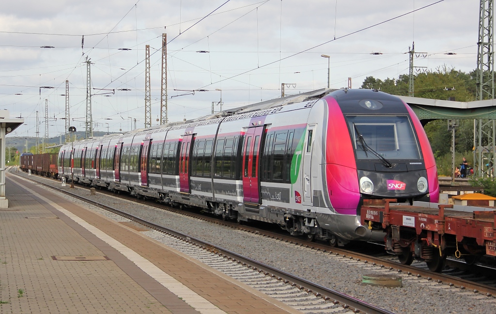 Wie schon erwhnt berfhrte die 246 011 am 06.09.2012 diesen neuen Bombardier Triebzug fr die SNCF zur InnoTrans nach Wustermark. Mehr als diese Nummer 94 87 0050124-0 F-SNCF konnte ich im Eifer des Gefechts nicht von dem Triebzug ablesen. Aufgenommen in Eichenberg.