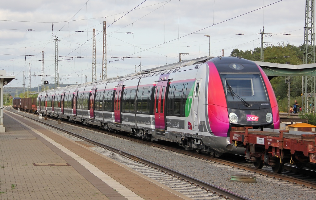 Wie schon erwhnt berfhrte die 246 011 am 06.09.2012 diesen neuen Bombardier Triebzug fr die SNCF zur InnoTrans nach Wustermark. Mehr als diese Nummer 94 87 0050124-0 F-SNCF konnte ich im Eifer des Gefechts nicht von dem Triebzug ablesen. Aufgenommen in Eichenberg.