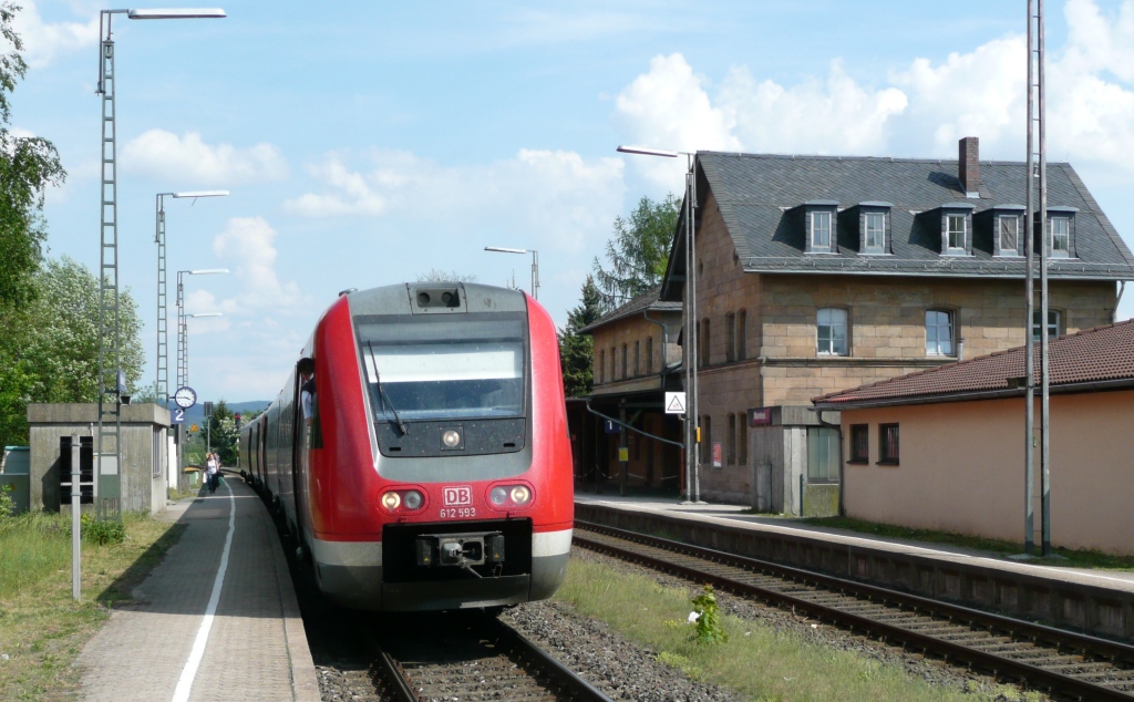 Wie so viele Bahnhfe wurde Mainleus zum einfachen Haltepunkt zurckgebaut. 612 593 hielt dort am 11.5.11 als RE nach Lichtenfels.