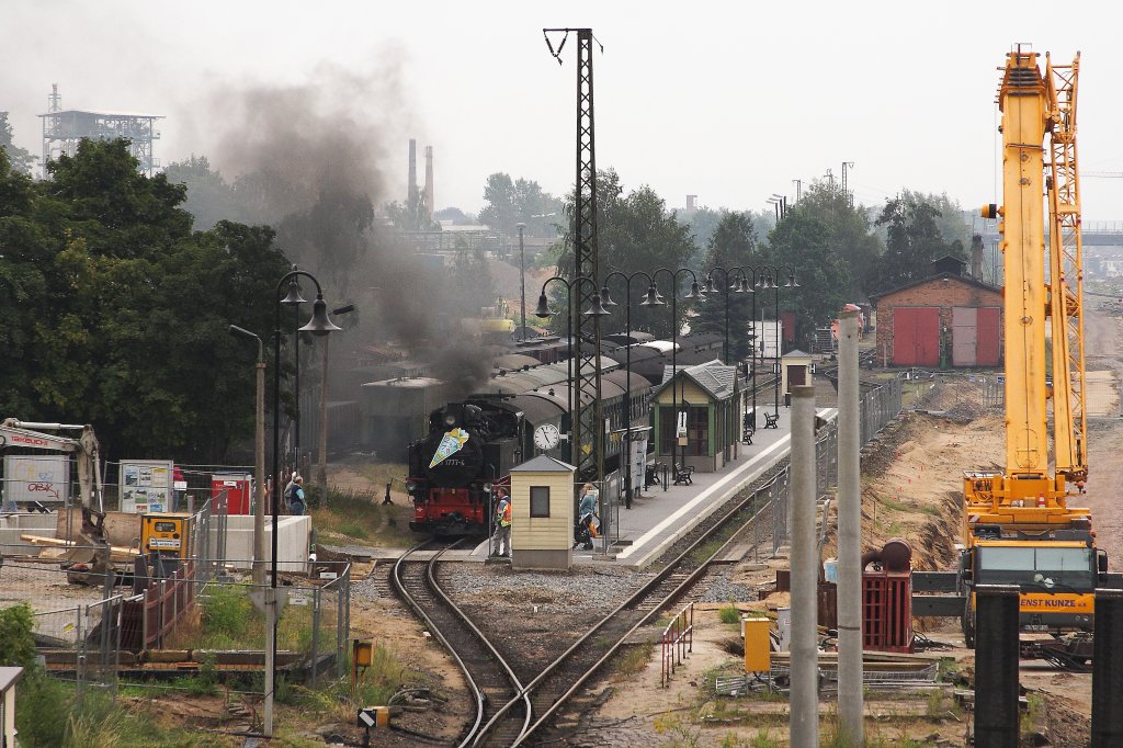 Wie eine trotzige  Insel der Glckseeligkeit  zwischen Industrieanlagen und Grobaustelle, mutet zurzeit der Ausgangsbahnhof der Lnitzgrundbahn, Radebeul-Ost, an! Abfahrbereit am Bahnsteig steht gerade 99 1777 mit P 3010 nach Moritzburg, dem vorletzten Zug des Tages. (Aufnahme vom 31.08.2012)