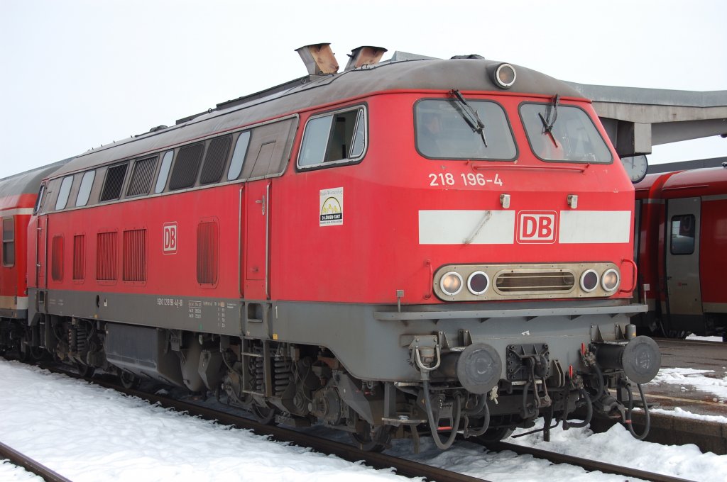 Wie versprochen kommt hier das angekndigte Bild der Ulmer 218 196-4 aus Kempten. Als Aufnahmedatum wurde der 20. Februar 2010 notiert, als Besonderheit ist anzumerken, dass diese Lok an diesem Tag wegen akutem 218er-Mangels im Allgu im Auftrag des Bh Kempten fuhr, was bei mir starke Glcksgefhle hervorrief, da die Lok wohl auch bald z-gestellt wird.