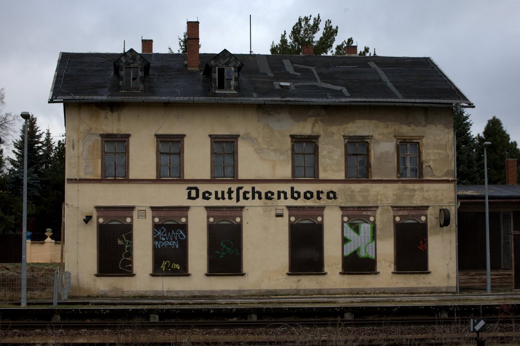 Wie viele andere Empfangsgebude , ist auch das EG von Deutschenbora ungenutzt , die Fenster gesichert, wohl doch dem Verfall preis gegeben , den Bahnsteig  erreicht man durch einen Zugang rechts vom Gebude ,links verhindert ein  ca. 10 m langer Zaun den direkten Zugang zum Bahnsteig. 03.02.2013  gegen  10:20 Uhr aufgenommen.