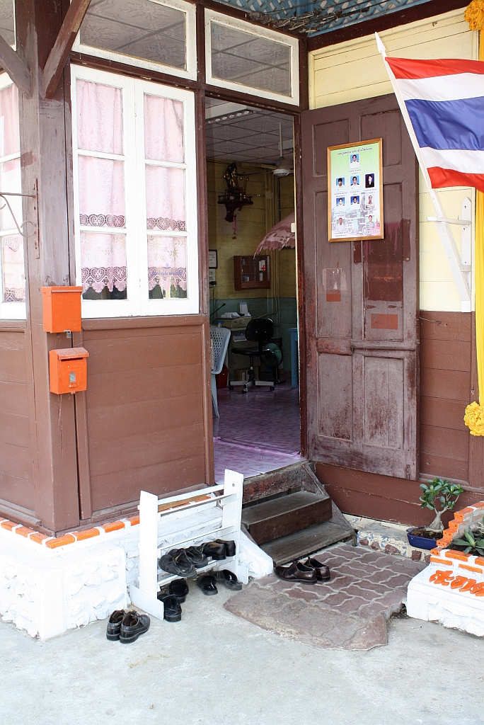 Wie in vielen asiatischen L�ndern ist es auch in Thailand �blich, vor Betreten von H�usern oder Wohnungen die Schuhe auszuziehen; bei Amtsr�umen eher selten  aber, wie das Beispiel der Fahrdienstleitung des Bf. Chan Sen zeigt, durchaus m�glich. Bild vom 13.M�rz 2012. 

