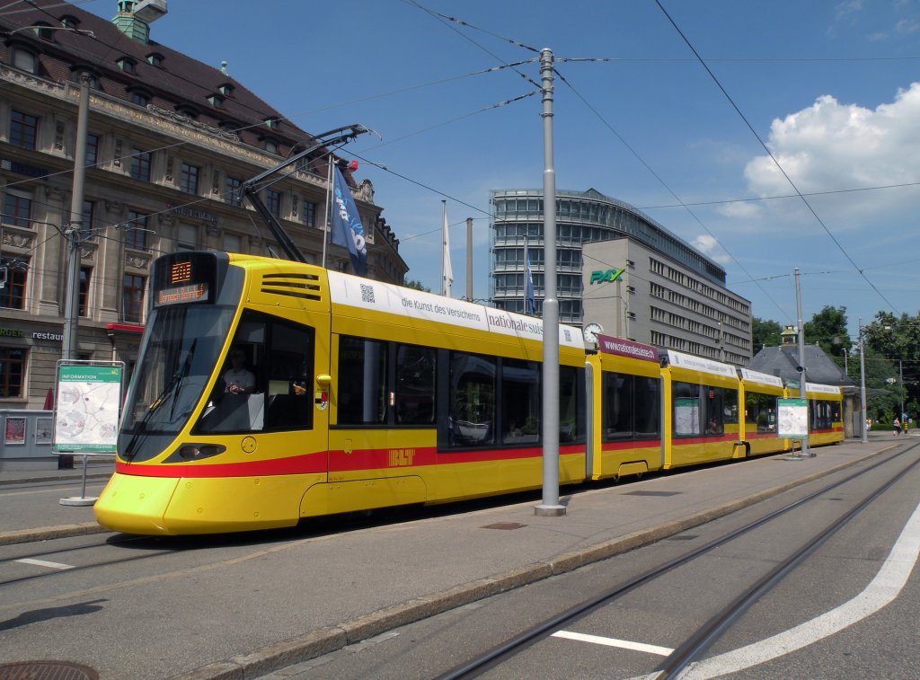 Wie zu alten Zeiten. Die Linie 10 und 11 bedienen whrend der Bauzeit am Bahnhof SBB am Aeschenplatz die frheren Endhaltestellen. Die Aufnahme stammt vom 20.07.2013.