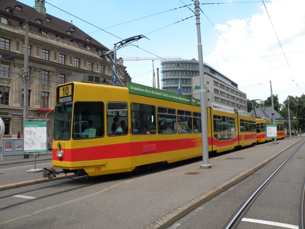 Wie zu alten Zeiten. Die Linie 10 und 11 bedienen whrend der Bauzeit am Bahnhof SBB am Aeschenplatz die frheren Endhaltestellen. Die Aufnahme stammt vom 20.07.2013.