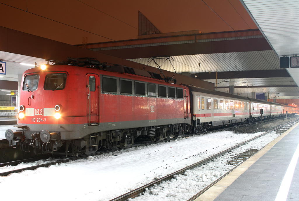 Wie zu Bundesbahnzeiten! Die 110 284-7 ersetzt mal wieder eine 101 auf dem IC 137 von Luxemburg nach Emden am 22.12.2010 in Dsseldorf HBF