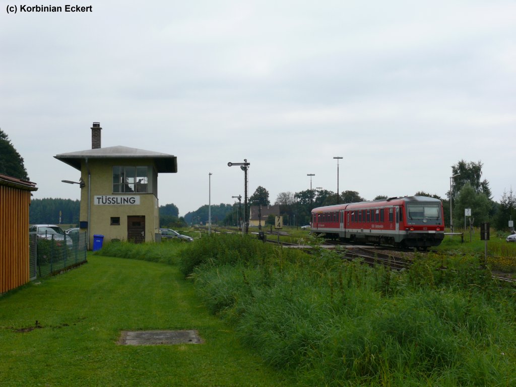 Wie zu Bundesbahnzeiten... nur eins stimmt nicht: Verkehrsrot sind mittlerweile die Zge der DB AG. Hier hat zumindest die Streckenmodernisierung noch nicht Einzug gehalten. Formsignale und mechanische Stellwerke bestimmten auch das Bild am 08.09.2010 in Tling.