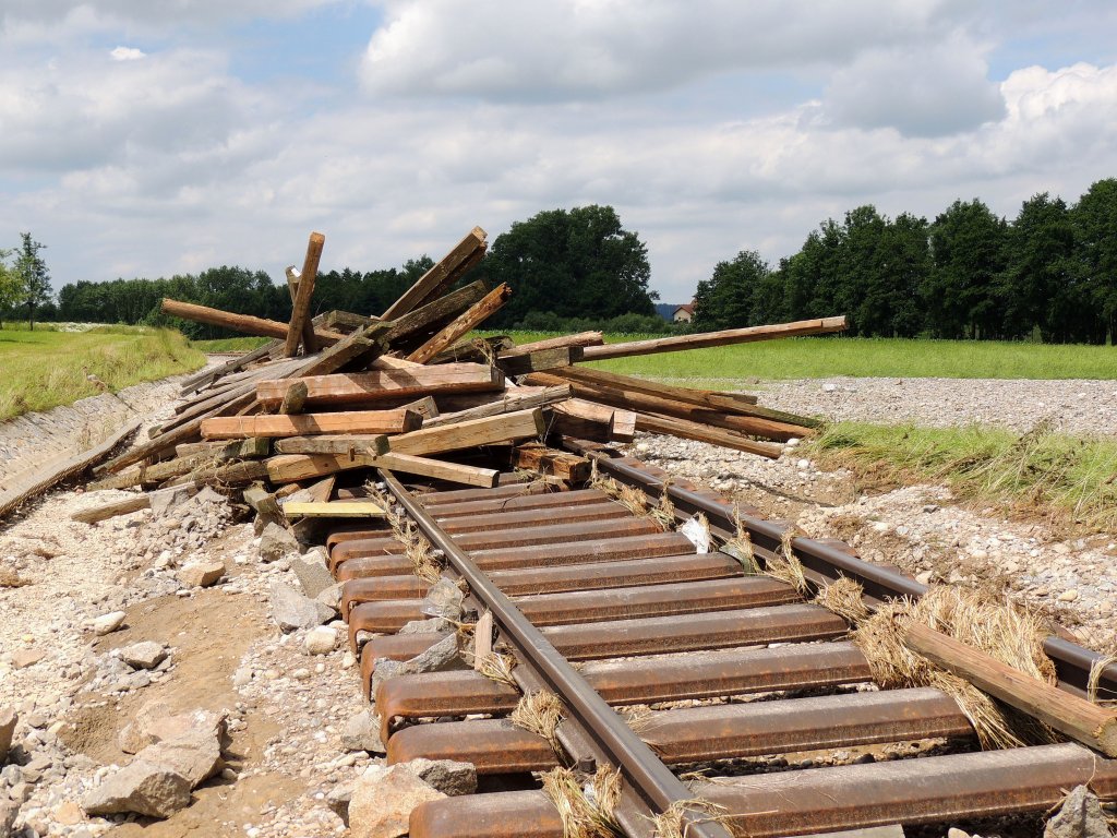 Wie Zndholzer wurden diese alten Bauhlzer bei einem Hochwasser auf die Innkreisbahn bei Atzing (KM27-0) aufgestapelt;  120622