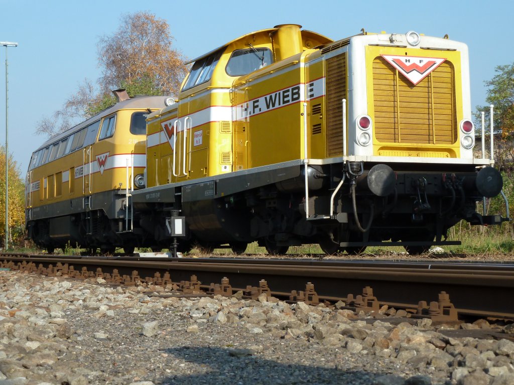 Wiebe 211 015-3 und 216 012-5 warten in der Sonne im ehemaligen Freiburger Gterbahnhof auf ihren Einsatz auf der Baustelle zwischen Freiburg Hbf und Denzlingen. 01.11.2010