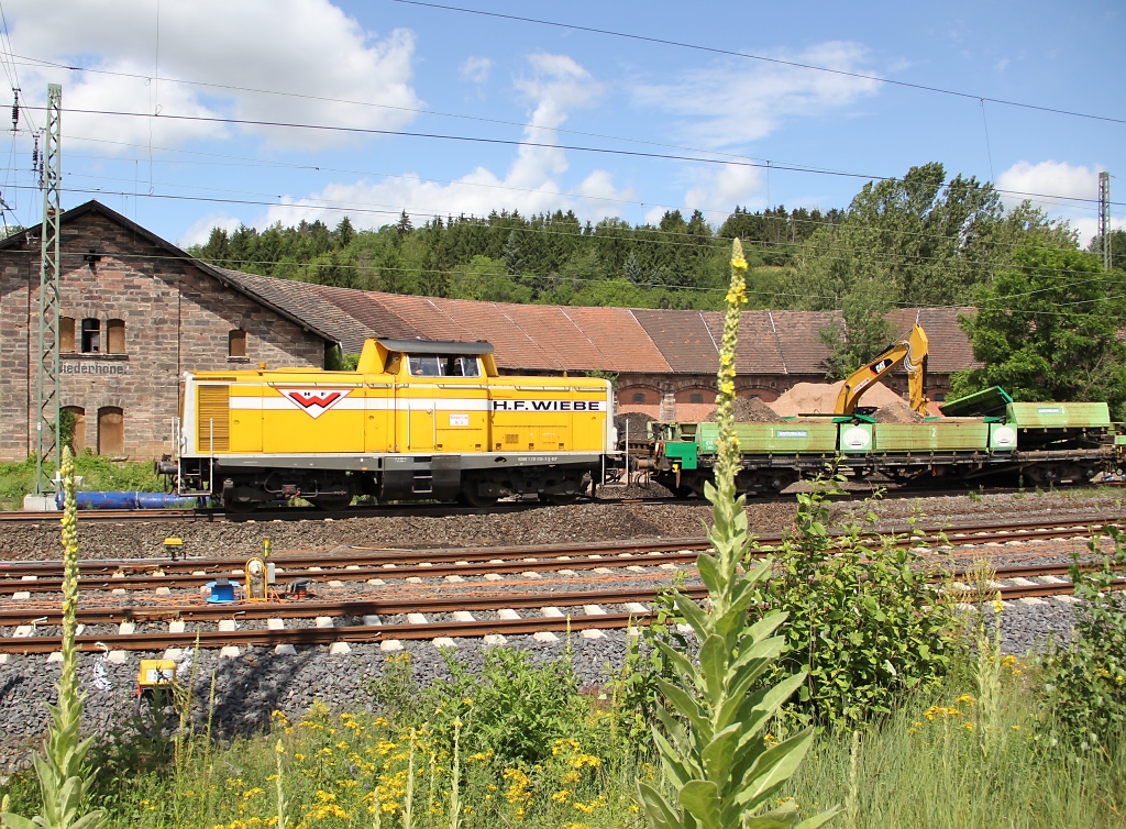 Wiebe 211 015-3 (Lok 9) vor dem alten Ringlokschuppen Niederhone bei Eschwege West am 20.06.2011. An diesem Tag wurde der Altschotter von den Oster-Bauarbeiten abgeholt.