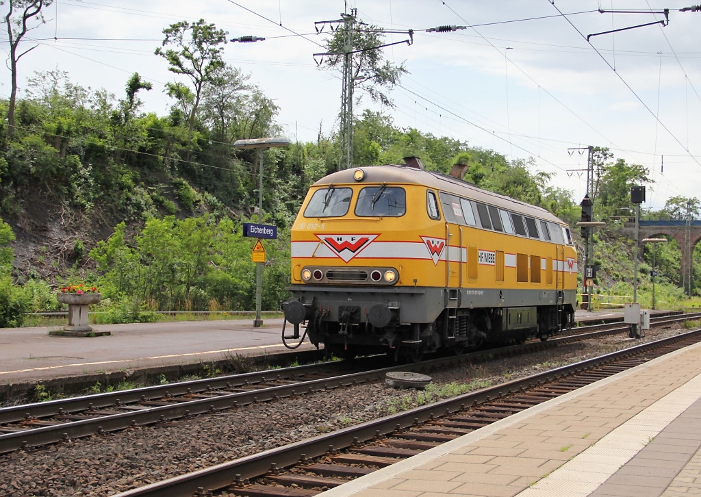 Wiebe 216 012-5 beim Umsetzen um ihren Abraumzug in Eichenberg. Aufgenommen am 23.06.2011.