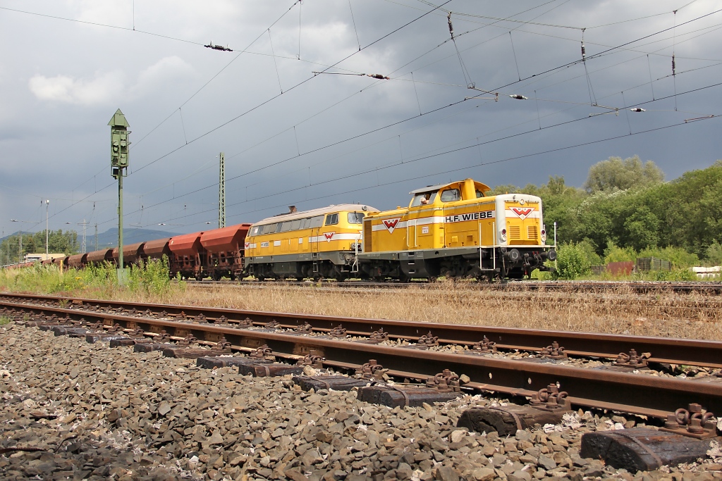 Wiebe 216 012-5 (Lok 11) und 211 045-0 (lok 9) bei Nachschotterarbeiten in Eschwege West. Aufgenommen am 24.06.2011.