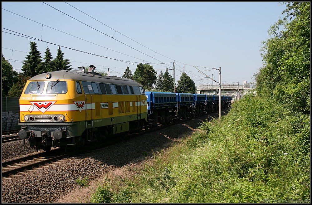 Wiebe 216 032-3 und blauen unbekannten Wagen (gesehen Lehrte-Ahlten b. Hannover 24.06.2010)