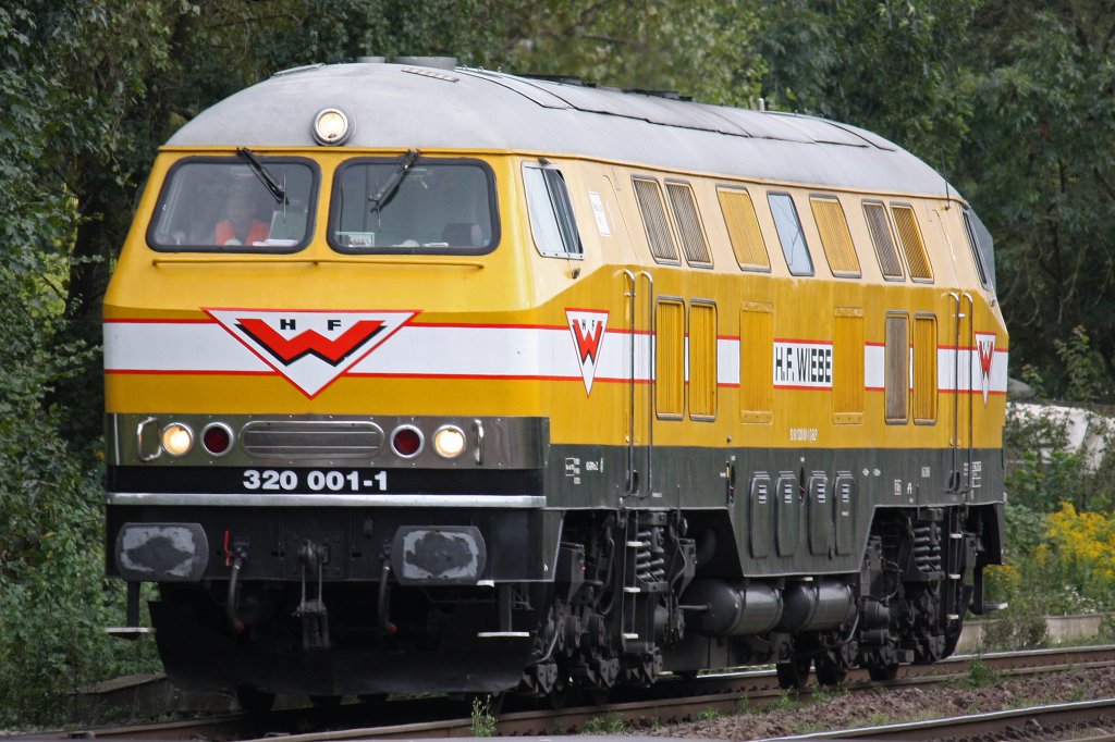 Wiebe 320 001 am 30.9.12 als Lz bei der Durchfahrt durch Ratingen-Lintorf.Leider stand die Neusser Eisenbahn ein wenig im Weg,sodass nur dieses Bild drin war.