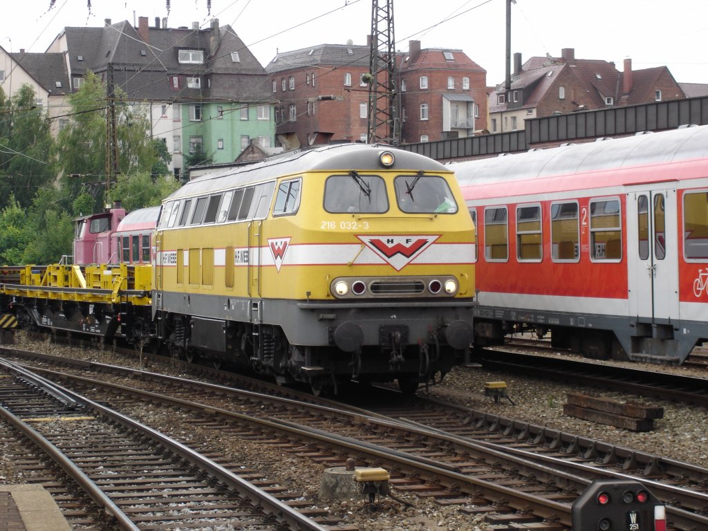 Wiebe Lok Nr.6   216 032-3  mit einem Bauzug im Ulmer Hbf.am 23.7.2005