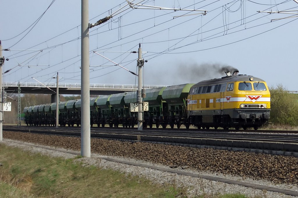 Wiebe Lok Nr.6 (216 032-3) mit Wiebe Schotterwagen zwischen Growudicke und Rathenow. 20.04.2010