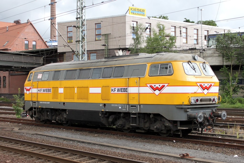 Wiebe-Lok Nr.6 (216 032) auf einem Abstellgleis in HH-Harburg. (20.07.12)
