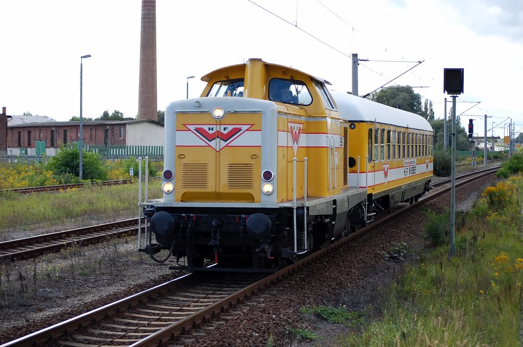 Wiebe-Lok Nr.9 (211 045-0) mit Wiebe Personenwaggon in Rathenow in Richtung Wustermark. 17.09.2010