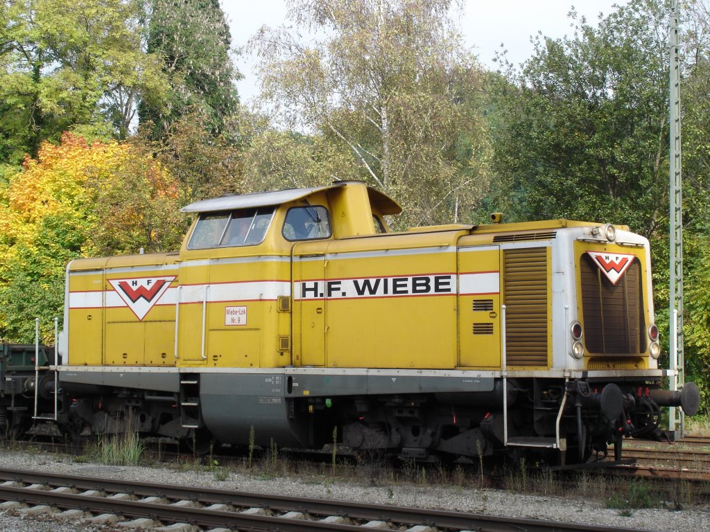 WIEBE Lok Nr.9 (ex DB 211 045-0) ist mit ihrem Bauzug unterwegs von Senden/Iller nach Vhringen,am 11.10.2005