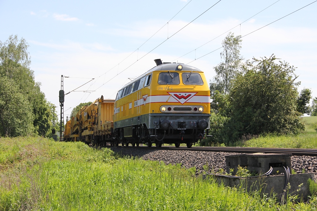 Wiebe's 216 122-2 mit einem Bauzug in nrdlicher Fahrtrichtung. Aufgenommen am 26.05.2012 kurz hinter Eschwege West.