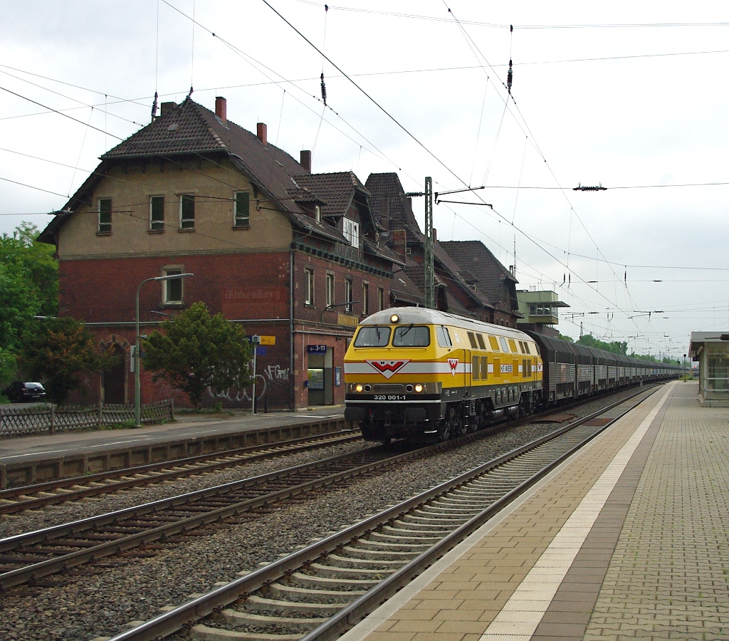 Wiebe's etwas lteres Kraftpaket, die 320 001-1 kam am 17.05.2011 mit geschlossenen ARS Autotransportwagen in Richtung Sden durch Eichenberg.