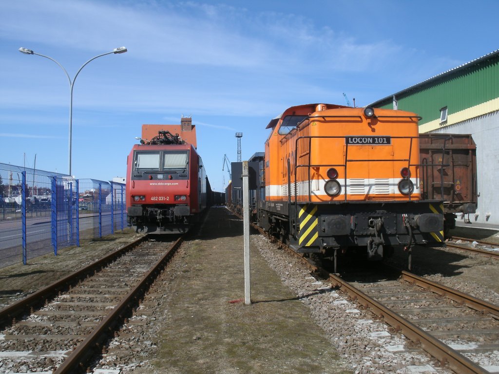 Wieder besuchten uns Nordlichter unsere Freunde aus der Schweiz.Am 06.April 2013 war es die Re 482 031 die neben der Stammlok LOCON`s 101 im Stralsunder Nordhafen standen.Aufnahme durch das Hafentor.