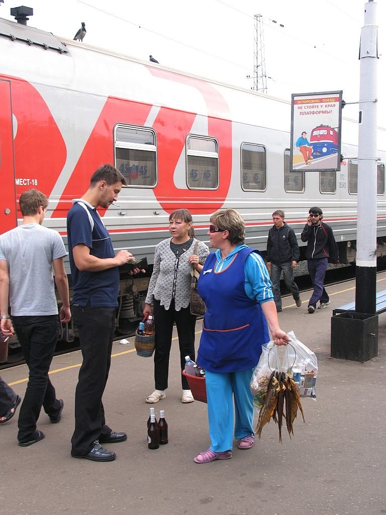 Wieder Bilder von unsere Reise zwischen Moskou und Peking. Dieses mal keine Zug ins Bild (nur eine 103 der DB auf das Werbeschild....in Russland!), sondern eine Vertreter auf Bahnhof Balezino (Бале́зино) am 9-9-2009.