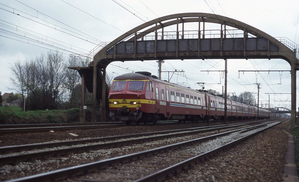 Wieder bildet die Fugngerbrcke bei Lint den Hintergrund.
Am 28.03.1997 ist SNCB Elektrotriebzug 818 nach Brssel unterwegs.