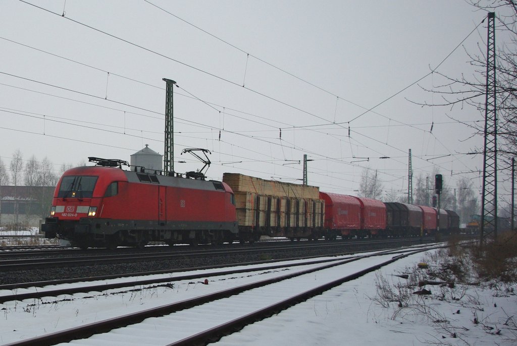 Wieder ein DB-Stier im Gterverkehr: 182 024 mit einem gemischten Gterzug in Fahrtrichtung Norden durch Eschwege West. Aufgenommen am 06.02.2010.