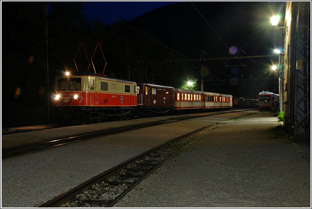 Wieder ein Nachtbild von der Mizzibahn - Da am 24.9.2010 der R 6835 und der R 6841 (6835 ist ein 1099-Umlauf, fast immer mit 2095; 6841 2095-Umlauf) mit einer 1099 gefhrt wurden, bestand der LP 34376 von Laubenbachmhle nach St.Plten aus der 1099 011 (Lok vom 6835), der 1099 007 (Lok vom 6841) und 3 jaffa-Waggons (Garnitur vom 6841). Die Garnitur vom 6835 wird dem 6824 beigefgt. Diese Aufnahme zeigt den LP 34376 noch vor seiner Abfahrt im Bahnhof Laubenbachmhle.