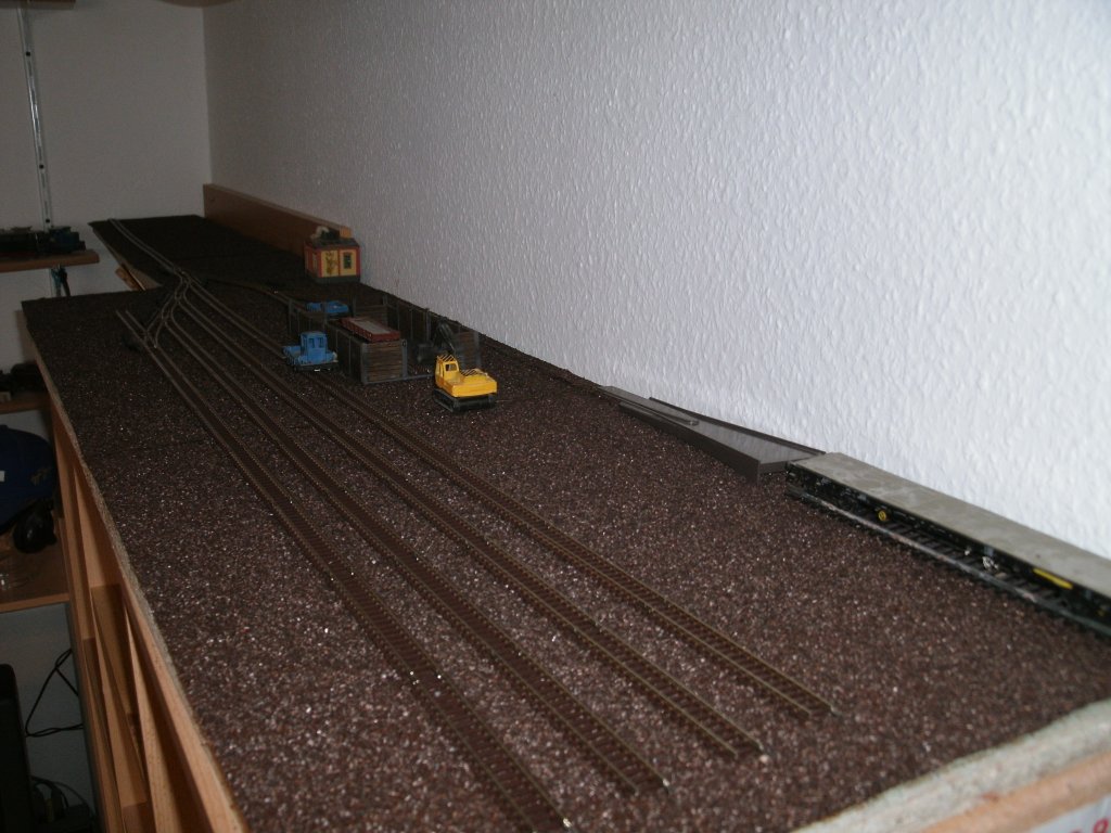Wieder ein neues Bahnprojekt von mir.Endlich ergab sich der ntige Platz fr den Bau einer Schmalspuranlage.Aus Platzgrnden habe ich mich fr die Spur H0e entschieden,trotz der kleinen Spur lie sich aus Platzgrnden auch hier kein Kreis aufbauen.Meine Idee ist ein Ausbesserungswerk fr Schmalspurbahnen.Als Gleismaterial habe ich das N-Modellgleis ohne Bettung von Fleischmann gewhlt.Auf der Anlage sollen noch ein paar Gleise angelegt werden.Auch ein paar Grne Stellen sollen entstehen.