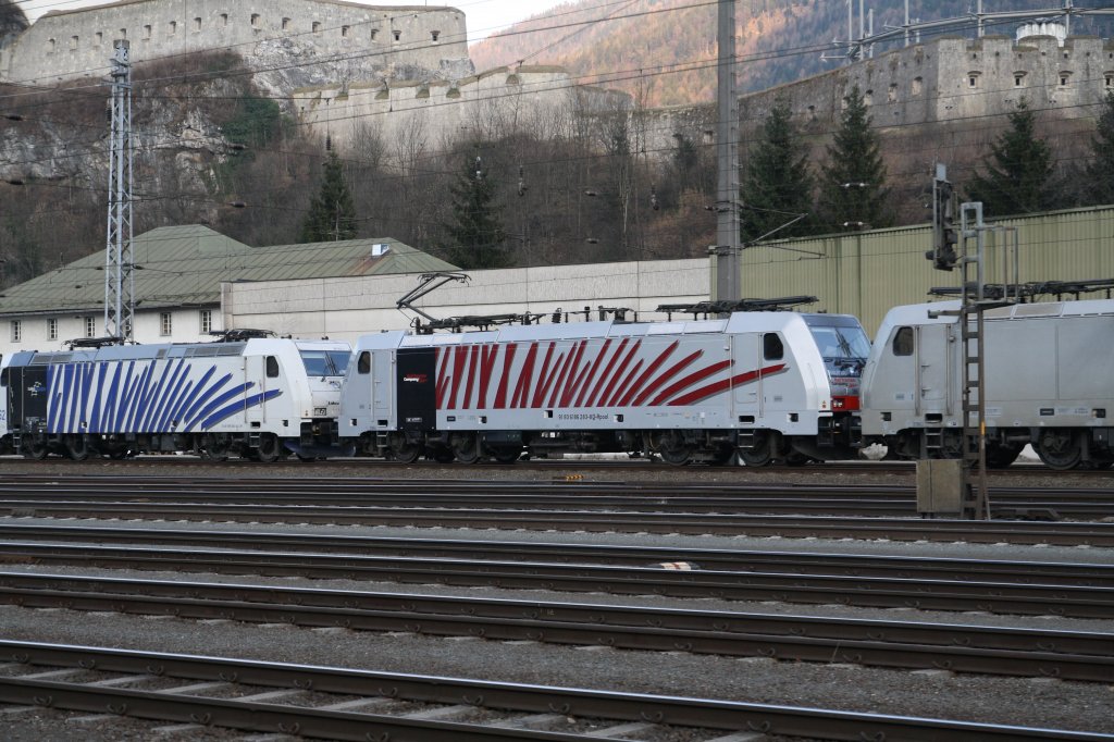 Wieder ein neues rotes Zebra von Lokomotion: 186 283-8 steht am 23.2.2011 mit neuer Lackierung abgestellt in Kufstein, links 185 662-4 ``Blaues Zebra`` und rechts 186 285-3.