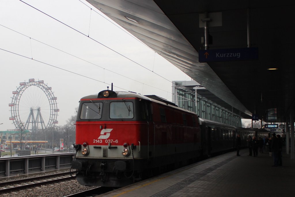 Wieder ein NostalgieRiesenradbild, 2143 037 vor dem SD 14020 von M�dling (Md) nach Kadolz-Mailberg (Kam), hier zum sehen im Bahnhof Wien Praterstern (Nw); am 15.12.2012