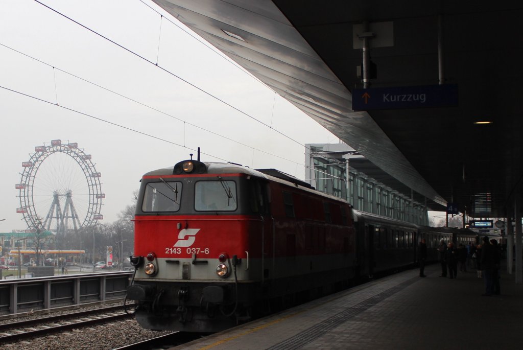 Wieder ein NostalgieRiesenradbild, 2143 037 vor dem SD 14020 von Mdling (Md) nach Kadolz-Mailberg (Kam), hier zum sehen im Bahnhof Wien Praterstern (Nw); am 15.12.2012