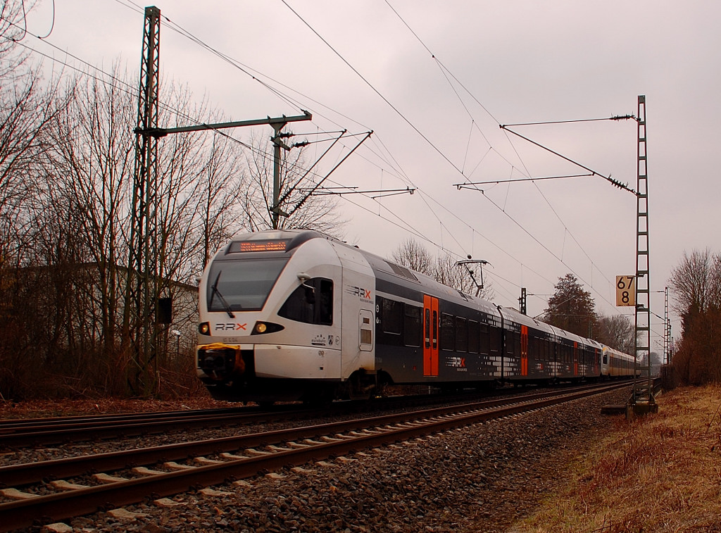 Wieder ein RRX, diesmal ist es der ET 6.04 mit den ET 7.14 an der westlichen Bahnhofseinfahrt von Korschenbroich. 2.3.2012