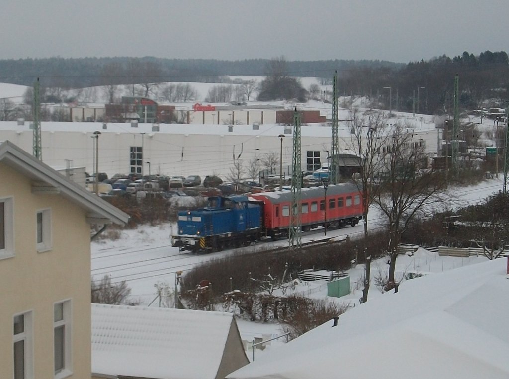 Wieder ein tglicher Blick aus meinen Zimmerfenster.So sah ich am 03.Dezember 2010,in Bergen/Rgen,PRESS 346 025 mit einem Hilfszugaufenthaltswagen von Mukran kommend,einfahren.