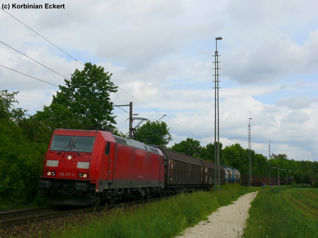 Wieder ein Umleiter: 185 317-5 mit fehlendem DB-Keks kurz nach der Durchfahrt in Regensburg-Prfening, 27.05.2010