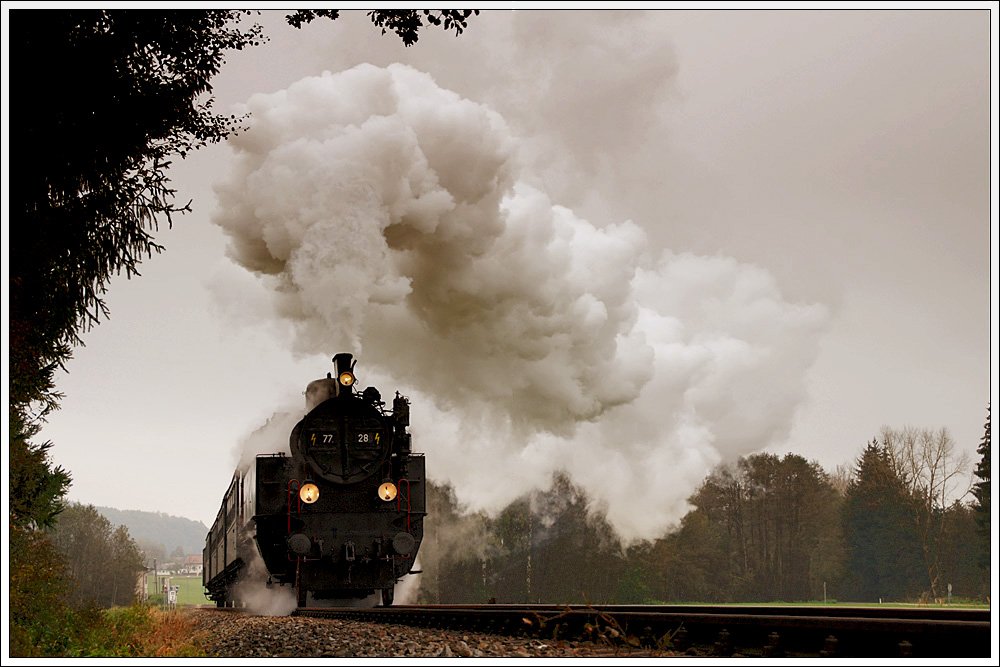 Wieder einmal ein Bild aus dem Keller. �GEG 77.28 mit dem Fotozug 91159 von Attnang-Puchheim nach Hausruck, aufgenommen n�chst Moos am 21.10.2009.

