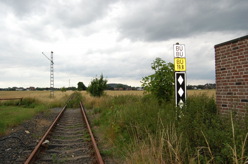 Wieder einmal eine Eisenbahnstrecke geschlossen und dem Verfall preis gegeben, millionen Betr�ge an Steuergeld vergammeln. Das ist der kl�gliche Rest der Verbindung Baal-Ratheim. Es war die Anschlu�bahn der Zeche Sofia-Jakoba, die �ber diese Strecke an die Bahn von M�nchengladbach nach Achen angeschlossen war. Erst wurde die Zeche geschlossen und dann die Bahn aufgegeben. Dieses Bild entstand am 12 Juli 2009.