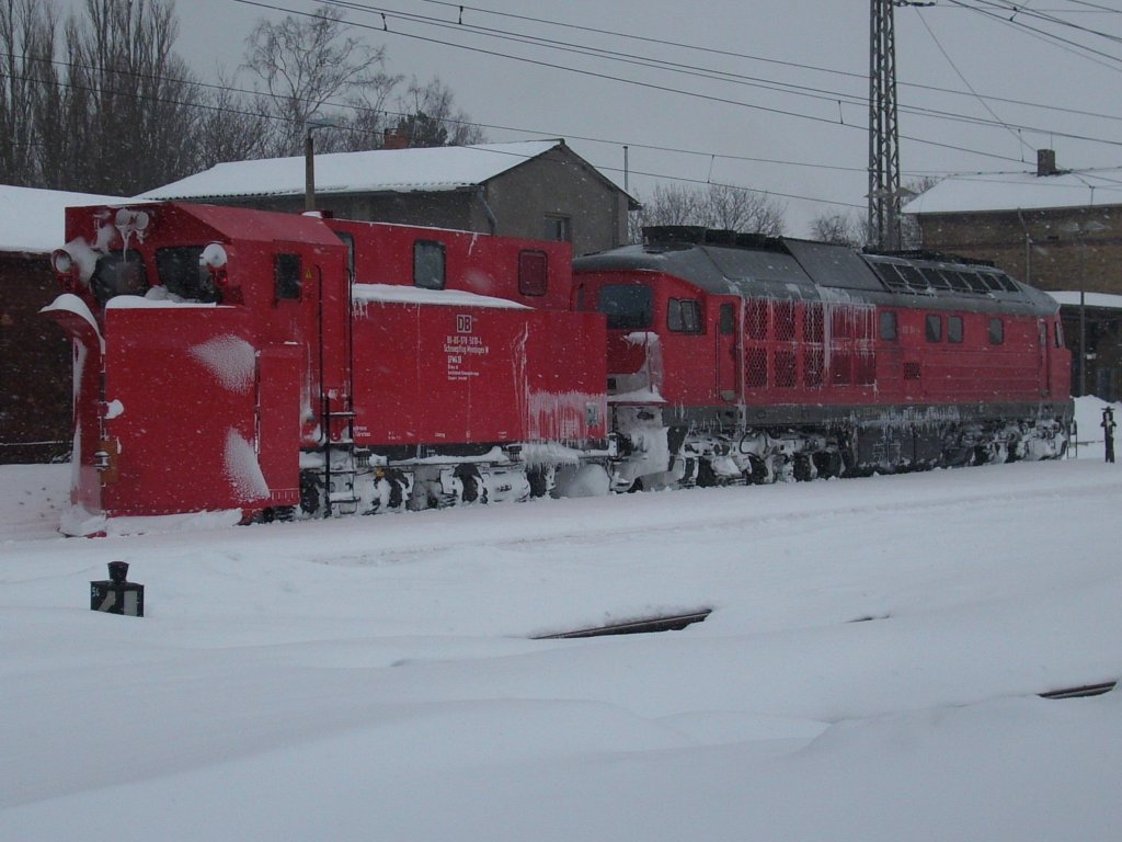 Wieder einmal kam ein Schneepflug mit einer 233er auf Rgen zum Einsatz.Diesmal war es der Schneepflug 80-80 970 5010-4 aus Arnstadt und die 233 314 aus Seddin die am 13.Februar 2010 in Bergen/Rgen unterwegs waren.