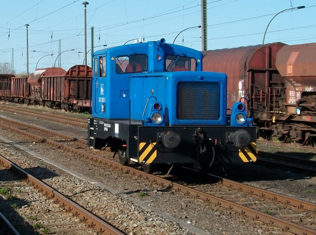 Wieder einmal kam die  kleine  PRESS-Lok,312 002 mit zwei Flachwagen,von Putbus nach Bergen/R�gen.Da der  kleine G�terzug  Richtung Festland fuhr,mu�te die Lok am 15.April 2010 in Bergen/R�gen Kopf machen und wieder an das andere Ende umsetzen.