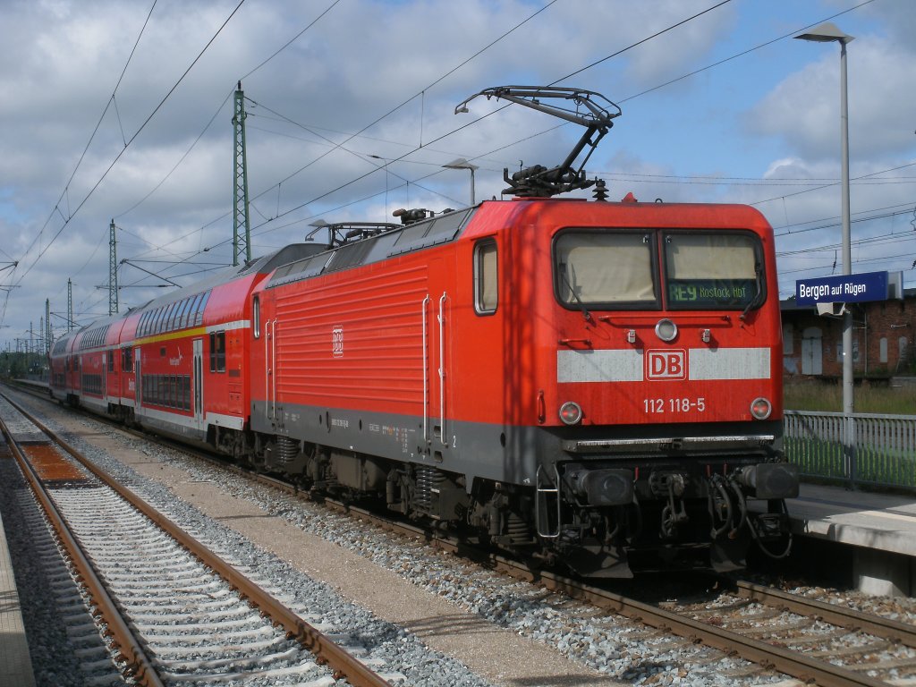 Wieder einmal sprang eine 112 fr einen ausgefallenen Flirt ein.Am 05.Juli 2011 war es die Rostocker 112 118 die den RE 13006 von Sassnitz nach Rostock schob und in Bergen/Rgen hielt.  