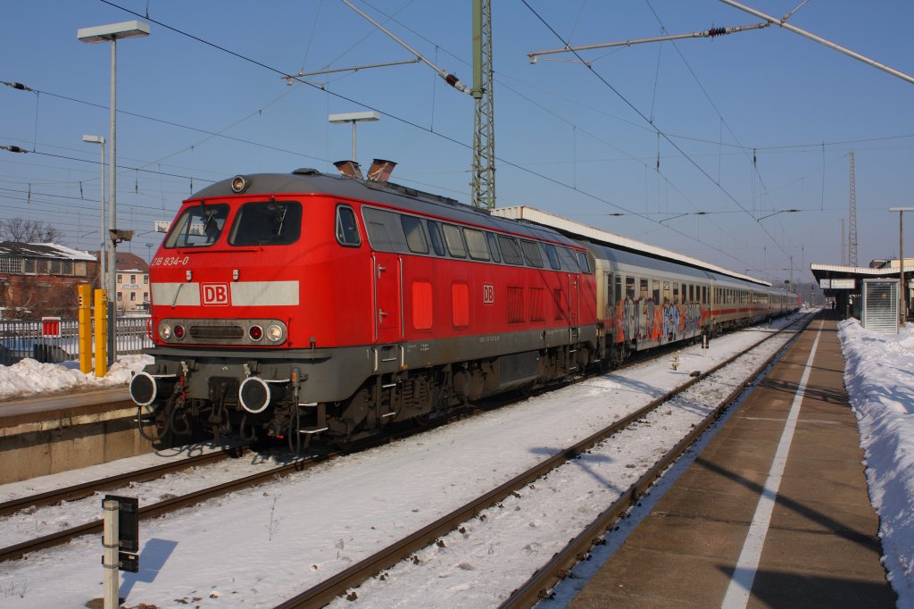 Wieder einmal war 218 834-0 in Magdeburg im Einsatz. Dieses Mal zog sie einen IC nach Leipzig, fotografiert am 17.02.2010 von Gleis 6. 