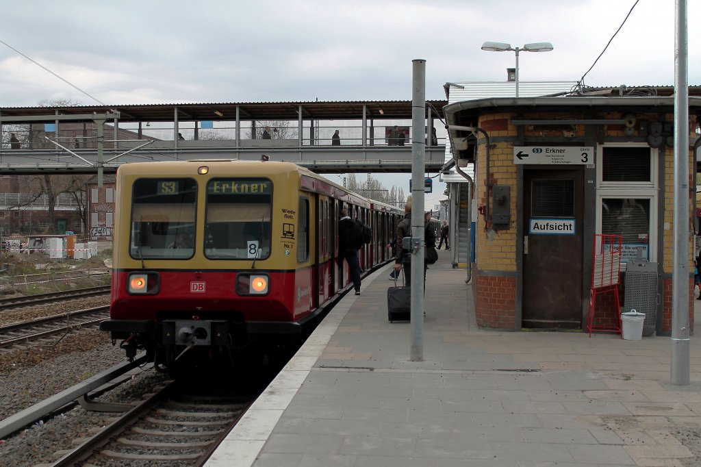 Wieder flott. Ich bin Verstrkung. Nr. 7. Die S-Bashn der Baureihe 485 auf der Linie S 3 nach Erkner. Hier am 15.04.2012 in Berlin Ostkreuz.
