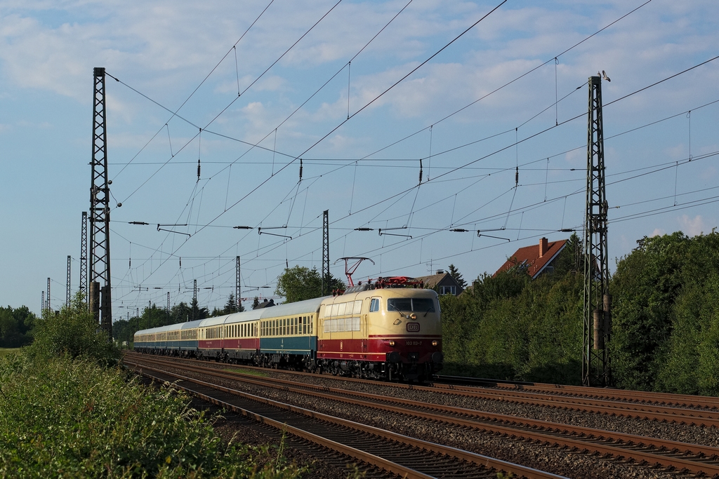 Wieder gro�es Interesse war bei der R�ckfahrt der 103 113 aus Flensburg als IC 2417, die am 28.5.2012 leicht versp�tet ihre letzten ca. 60 km f�hrt. Der fr�he Ausl�sezeitpunkt wurde zur Vermeidung des Mastschattens auf der Lok gew�hlt