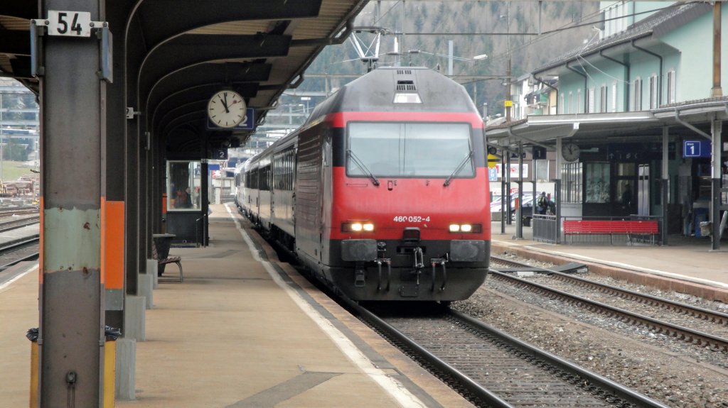 Wieder hufiger: Seit dem Fahrplanwechsel im letzten Dezember nahmen die Einstze der Re 460 am Gotthard, bzw. im Tessin wieder zu. Am 15.04.10 trifft die Re 460 052-4  Eigenamt  mit einem IR Richtung Sden beim hchstgelegenen SBB-Perron ein. (fotografiert in Airolo)