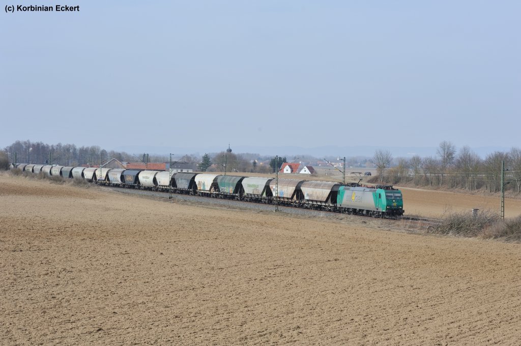 Wieder eine H�rde geknackt, 700 Bilder auf Bahnbilder. Zu diesem Anlass will ich mich bei allen Kommentarschreibern/Kritikern bedanken und bei diverse Personen die mich bis hierher unterst�tzt haben. Vielen Dank!
Hier also nun das 700ste Bild: 185 532-9 von Rail4Chem mit einem Getreidezug in Richtung Passau in der N�he von S�nching, 12.03.2011