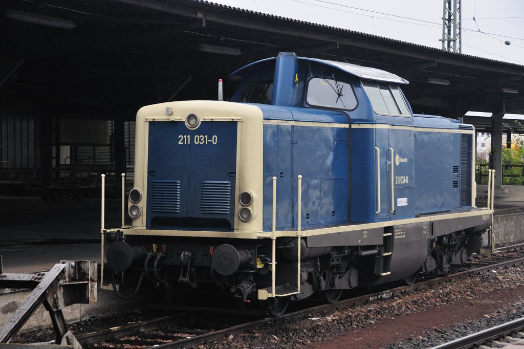 Wieder kam es berraschend, als ich mir kurz ne  Breze  als Snack holte: 211 031-0 hatte sich in Karlsruhe an den alten Postbahnsteig geschlichen... ein Traum der Nostalgie in ozeanblau-beige. (12.11.09).